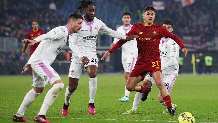 ROME, ITALY - FEBRUARY 01: Paulo Dybala of AS Roma battles for possession during the Coppa Italia Quarter Final match between AS Roma and US Cremonese at Olimpico Stadium on February 01, 2023 in Rome, Italy. (Photo by Paolo Bruno/Getty Images)
