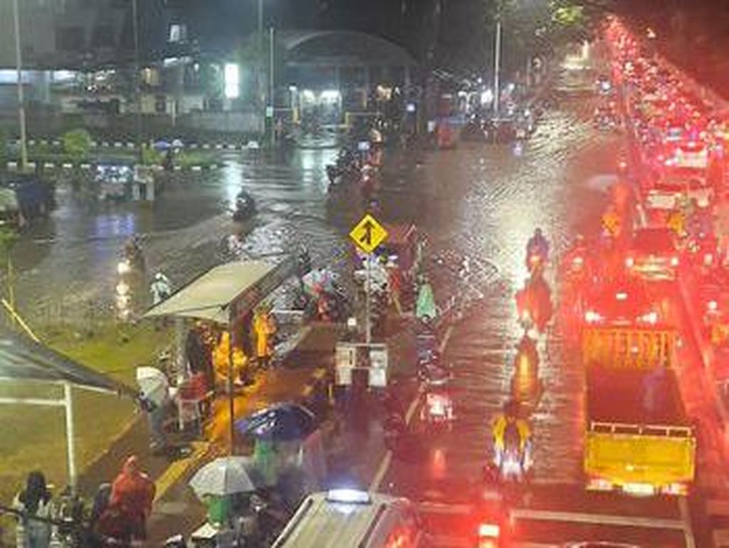Hujan Deras, Jalan Dekat Stasiun Tanjung Barat Arah Depok Sempat Tergenang