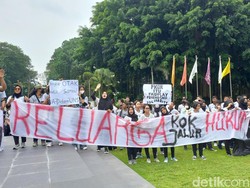 Mahasiswa FKOR UNS Demo di Depan Rektorat, Buntut Dekan Disomasi