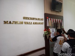 Kecewa Hanya Ditemui Rektor, Mahasiswa FKOR UNS Segel Kantor MWA