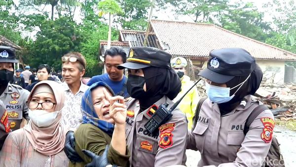 Potret Memilukan Warga Terdampak Penggusuran Tol Japek II Karawang