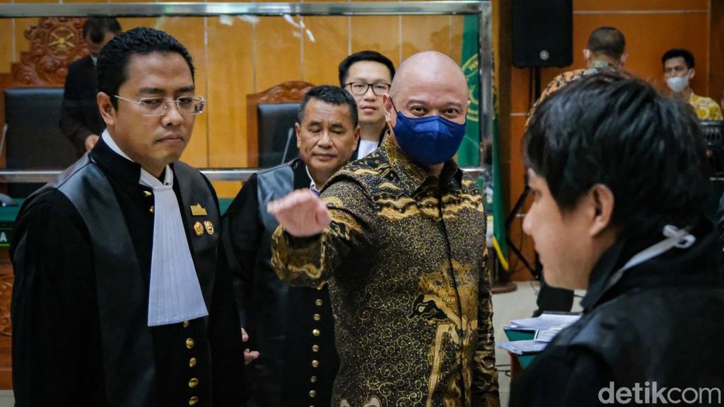 Ekspresi Irjen Teddy Minahasa Usai Lawan Dakwaan Jual Sabu Sitaan Ekspresi Irjen Teddy Minahasa Usai Lawan Dakwaan Jual Sabu Sitaan