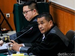 Hotman Paris Tepis Anak Buah Sempat Diomelin Hakim Sidang Irjen Teddy