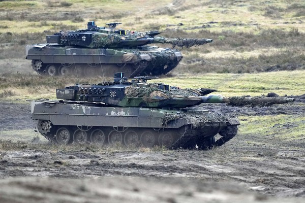 Gahar! Aksi Tank Leopard Jerman Unjuk Kemampuan Tempur A Leopard 2 tank is seen in action during a visit of German Defense Minister Boris Pistorius at the Bundeswehr tank battalion 203 at the Field Marshal Rommel Barracks in Augustdorf, Germany, Wednesday, Feb. 1, 2023. After the governments decision to deliver fourteen Leopard 2 tanks to Ukraine, the capabilities of the Leopard 2A6 main battle tank are shown at a presentation in Augustdorf. (AP Photo/Martin Meissner)