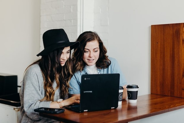 Ilustrasi menebar kebahagiaan (Foto: Unsplash/Brooke Cagle)