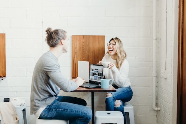 Ilustrasi menebar kebahagiaan (Foto: Unsplash/Brooke Cagle)