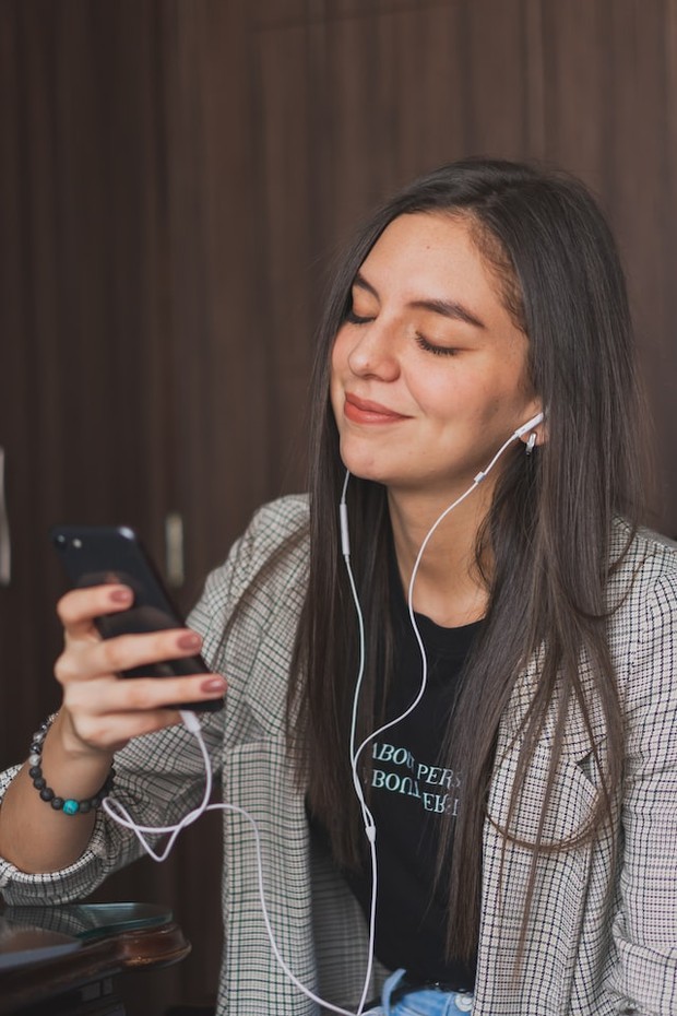 Ilustrasi penggunaan ponsel (Foto: Unsplash/Fausto Sandoval)
