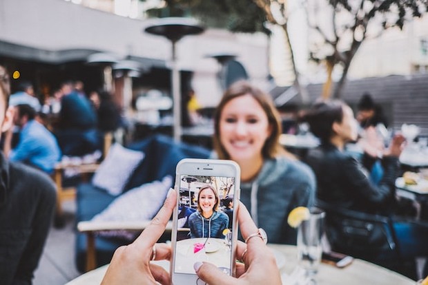 Ilustrasi penggunaan ponsel (Foto: Unsplash/Josh Rose)