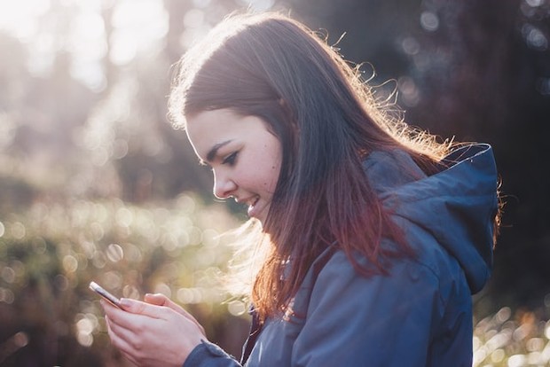 Ilustrasi penggunaan ponsel (Foto: Unsplash/Luke Porter)