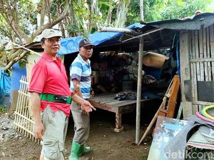 Tol Japek II Paksa Keluarga Inam Tinggal Satu Terpal dengan Ayam
