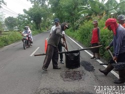 Tukang Becak Lamongan Tambal Sendiri Jalan Berlubang, Begini Respons Bupati