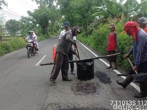 Tukang Becak Lamongan Tambal Sendiri Jalan Berlubang, Begini Respons Bupati Tukang Becak Lamongan Tambal Sendiri Jalan Berlubang, Begini Respons Bupati