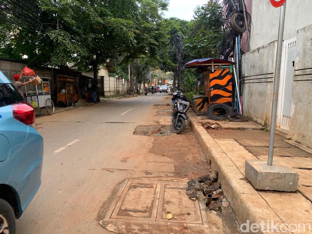 Jalan Seribu Galian, Jl Kuningan Barat, Kecamatan Mampang Prapatan, Jakarta Selatan. Lubang galian sudah ditutup tapi belum rapi. 2 Februari 2023. (Mulia Budi/detikcom)