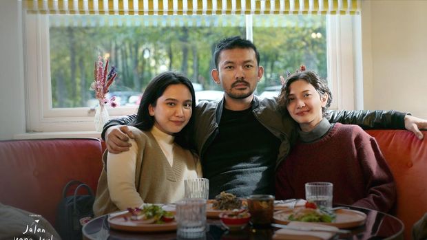 Cuplikan adegan di film Jalan Yang Jauh Jangan Lupa Pulang.