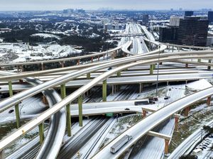 Potret Jalanan di Texas Memutih Akibat Salju Potret Jalanan di Texas Memutih Akibat Salju