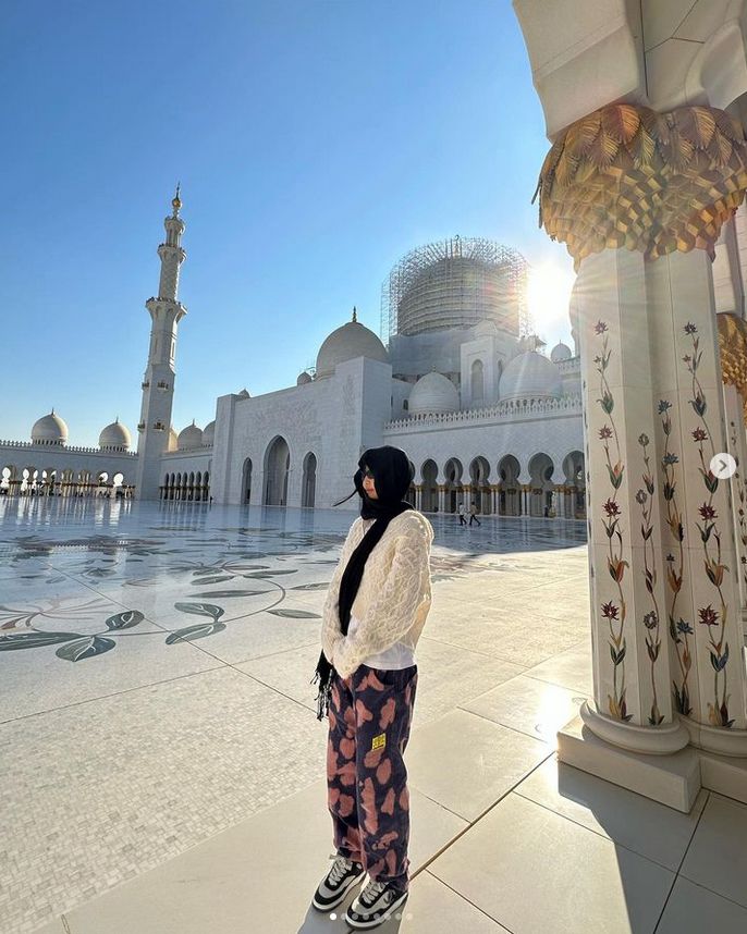 Jennie BLACKPINK Pakai Kerudung di Masjid Agung Pakai Kerudung di Mesjid Agung Sheikh Zayed