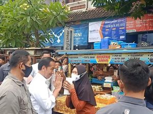 Viral, Warga Berebut Kaus dari Jokowi hingga Emak-emak Jatuh Cium Aspal