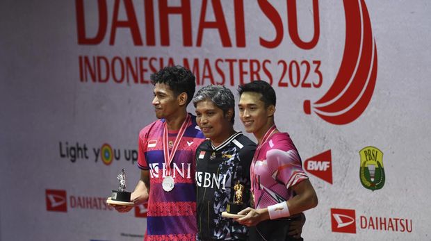 Jonatan Christie , Chico Aura Dwi Wardoyo dan pelatihnya Irwansyah Pebulu tangkis tunggal putra Indonesia Jonatan Christie (kanan) bersama rekan senegaranya Chico Aura Dwi Wardoyo (kiri) dan pelatihnya Irwansyah (tengah) berpose dengan trofi dan medalinya usai pertandingan final turnamen Daihatsu Indonesia Masters 2023 di Istora Gelora Bung Karno, Senayan, Jakarta, Minggu (29/1/2023). Jonatan Christie atau Jojo menjuarai Indonesia Masters 2023 usai menang atas Chico Aura Dwi Wardoyo dengan skor 21-15 dan 21-13. ANTARA FOTO/M Risyal Hidayat/tom.
