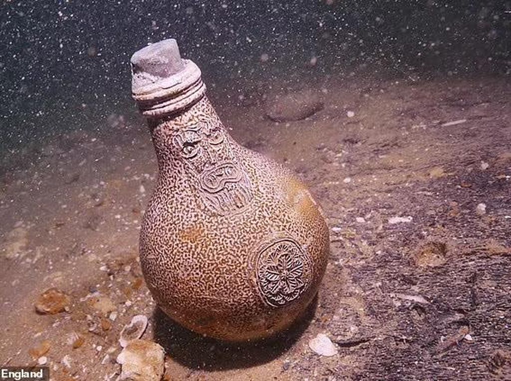 Peninggalan Berharga dari Kapal Perang Belanda di Dasar Laut Peninggalan Berharga dari Kapal Perang Belanda di Dasar Laut