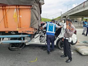 Honda HR-V Tabrak Truk di Tol Tebing Tinggi-Medan, 2 Orang Tewas