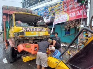 Truk Tronton Tabrak Mobil dan Pos Polisi di Jalan Lingkar Kudus