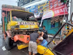 Truk Tronton Tabrak Mobil dan Pos Polisi di Jalan Lingkar Kudus