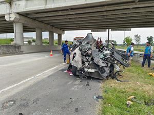 Detik-detik Kecelakaan Maut Tewaskan 2 Orang di Tol Tebing Tinggi-Medan Detik-detik Kecelakaan Maut Tewaskan 2 Orang di Tol Tebing Tinggi-Medan