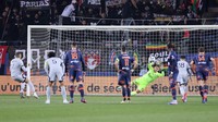 Ini momen Benjamin Lecomte, kiper Montpellier, memblok penalti Mbappe. Tapi penalti ini diulang berkat VAR. Foto: AFP via Getty Images/PASCAL GUYOT