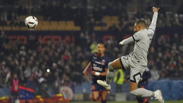 Momen Apes Mbappe: Gagal Cetak Gol dari 2 Penalti, Diganti akibat Cedera