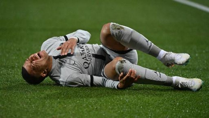 Paris Saint-Germains French forward Kylian Mbappe lies on the ground after getting injured during the French L1 football match between Montpellier Herault SC and Paris Saint-Germain (PSG) at Stade de la Mosson in Montpellier, southern France on February 1, 2023. (Photo by Sylvain THOMAS / AFP)