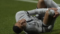 Kylian Mbappe terekam kamera meringis kesakitan memegangi kakinya. (Foto: AP/Thibault Camus)