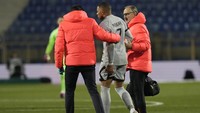 Mbappe akhirnya ditarik keluar pada menit ke-21 dan digantikan Hugo Ekitike. (Foto: AP/Thibault Camus)