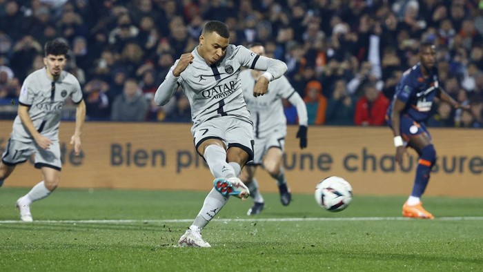 Soccer Football - Ligue 1 - Montpellier v Paris St Germain - Stade de la Mosson, Montpellier, France - February 1, 2023 Paris St Germain's Kylian Mbappe misses a penalty REUTERS/Eric Gaillard