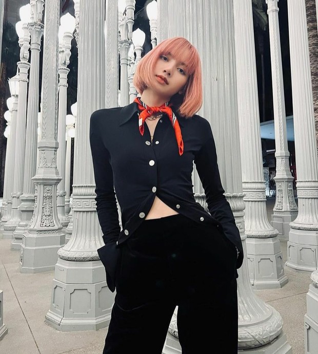 Lisa BLACKPINK/Foto: Instagram @lalalalisa_m Pakaian Serba Hitam ala Lisa BLACKPINK