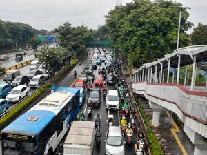 Jalan Gatot Subroto Arah Semanggi Macet, Motor Terobos Jalur TransJakarta