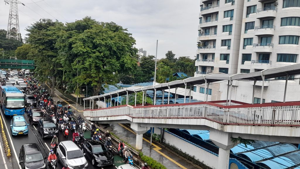 Macet di Jalan Gatot Subroto Jakarta pada Kamis (2/2/2023) / Ilham-detikcom