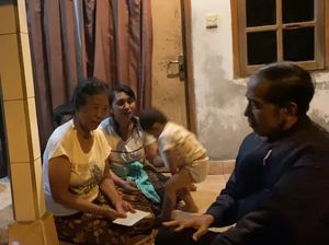 Malam-malam, Jokowi Blusukan-Bagi Sembako ke Warga Bali Malam-malam, Jokowi Blusukan-Bagi Sembako ke Warga Bali