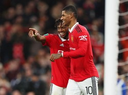 Bangganya Fred Dielu-elukan Fans MU