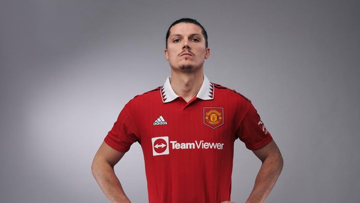 MANCHESTER, ENGLAND - FEBRUARY 01: (EXCLUSIVE COVERAGE) Marcel Sabitzer of Manchester United poses after signing for the club on loan at Carrington Training Ground on February 01, 2023 in Manchester, England. (Photo by Manchester United/Manchester United via Getty Images)