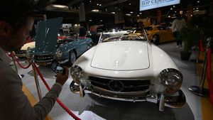 Melihat Deretan Mobil Klasik di Pameran Retromobile Paris