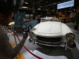 Melihat Deretan Mobil Klasik di Pameran Retromobile Paris