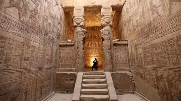 Mengagumi Keindahan Ukiran Kuil Dendera Mesir Kuno