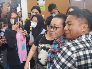 Orang Tua Richard Eliezer Jadi Rebutan Foto Pengunjung Sidang Orang Tua Richard Eliezer Jadi Rebutan Foto Pengunjung Sidang