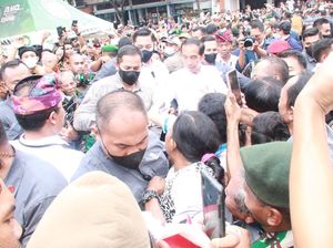 Jokowi Disambut, Para Pedagang Berebut Bersalaman hingga Ingin Sujud