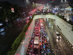 Hujan Deras, Pasar Minggu Arah Lenteng Agung Macet Parah