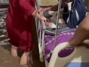 Banjir Rendam Puskesmas di Barru, Pasien Panik hingga Dievakuasi Banjir Rendam Puskesmas di Barru, Pasien Panik hingga Dievakuasi