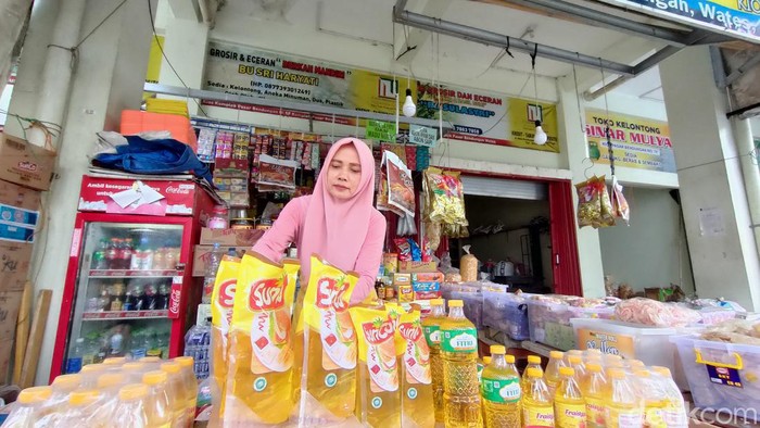 Pedagang mengobrol minyak goreng yang dijual di Pasar Bendungan, Wates, Kulon Progo, DIY, Kamis (2/2/2023). harga sembako