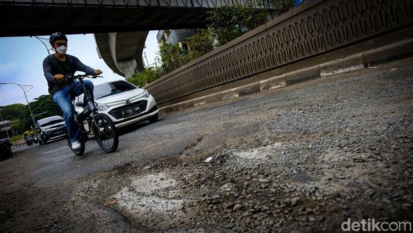 Pelan-pelan, Jalan Lebak Bulus Raya Jaksel Rusak hingga Berlubang