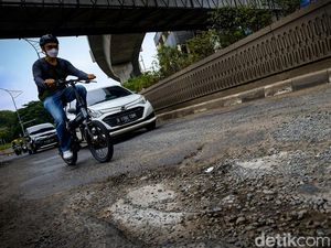 Pelan-pelan, Jalan Lebak Bulus Raya Jaksel Rusak hingga Berlubang