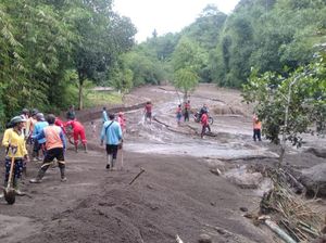Banjir di Rendang: Jalan Tertutup Pasir, Dua Sepeda Motor Hanyut Banjir di Rendang: Jalan Tertutup Pasir, Dua Sepeda Motor Hanyut